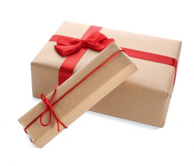 beyaz zemin üzerine kırmızı yay ile hediye kutuları