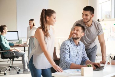 Grup genç profesyonellerin ofiste toplantısı