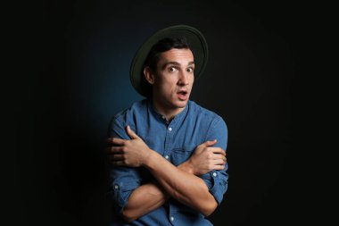 Siyah arka plan üzerine duygusal genç adam