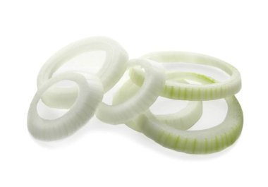 Beyaz arka plan üzerinde taze soğan halkası