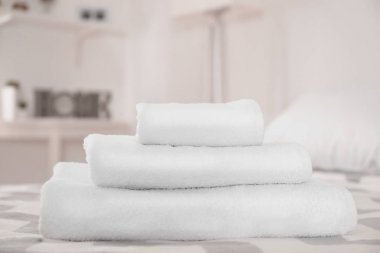 Yatakta havlu yığını