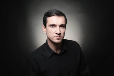siyah arka plan üzerinde çekici bir genç adam