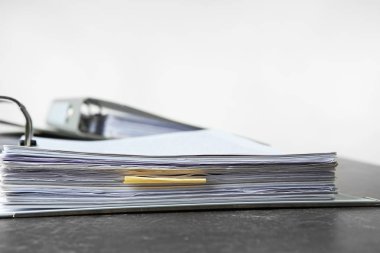 Beyaz arka plan karşı tablo üzerindeki belgeler klasörüyle
