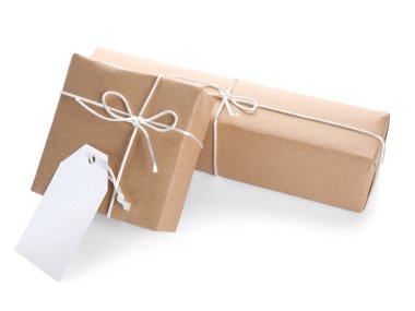 Beyaz arka plan üzerinde parsel hediye kutuları