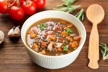 Masada lezzetli mercimek çorbası ile çanak