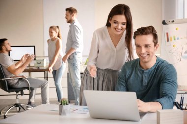 Grup genç profesyonellerin ofiste toplantısı