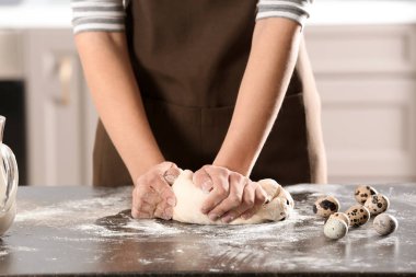 Kadın masada hamur yoğurma