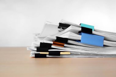 Belgeler üzerinde tablo açık renkli karşı yığını