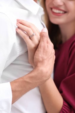 Nişan yüzüğü eliyle tutarak nişanlısının adamım, yakın çekim