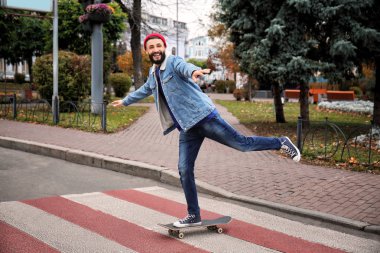 Çekici genç yenilikçi kaykay üzerinde şehir sokak sürme
