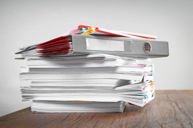 Belgeler üzerinde tablo açık renkli karşı yığını