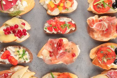 Lezzetli bruschettas gri arka planda, üstten görünüm
