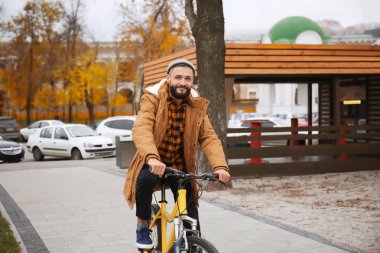 Çekici genç hipster binicilik bisiklet şehir sokak üzerinde