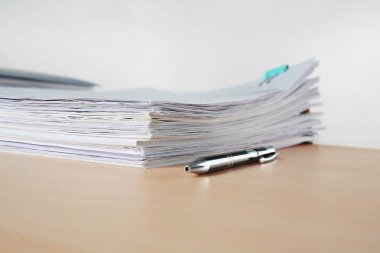 Belgeler üzerinde tablo açık renkli karşı yığını