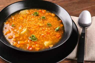 Masada lezzetli mercimek çorbası ile plaka