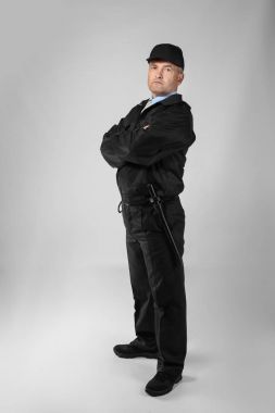 Erkek güvenlik görevlisi hafif arka plan üzerinde duran