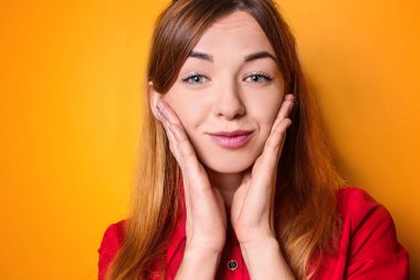 Renk arka plan üzerinde genç çekici kadın