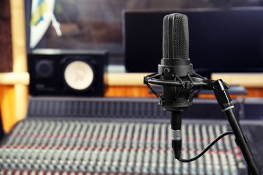 Modern mikrofon radyo istasyonu, closeup görünümünü 