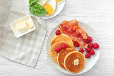 Krep, pastırma ve ahududu plaka ile lezzetli kahvaltı