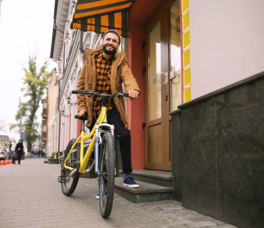 Çekici genç hipster binicilik bisiklet şehir sokak üzerinde