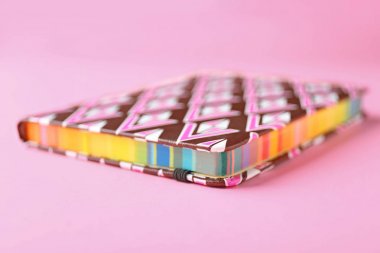 Defter ile renk arka plan, closeup sayfalarında gökkuşağı