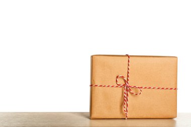 Parsel hediye kutusu beyaz arka plan karşı masada
