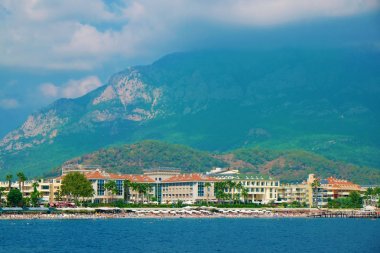 Güzel resort denizde güneşli bir görünüm