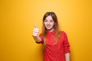 Genç güzel başarılı kadın renk arka plan üzerinde