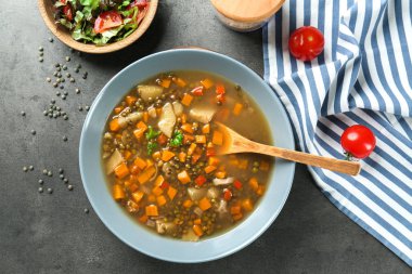 Masada lezzetli mercimek çorbası ile çanak