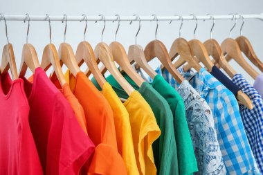 dolap askı üzerinde renkli elbise