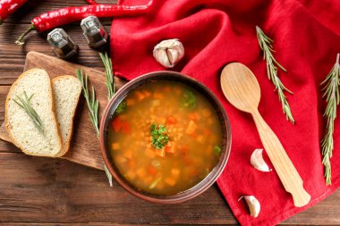 Masada lezzetli mercimek çorbası ile çanak