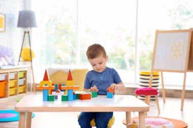 Sevimli küçük çocuk evde bloklarla oynama