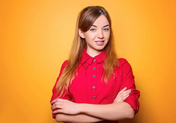 Jovem mulher sorridente no fundo de cor — Fotografia de Stock