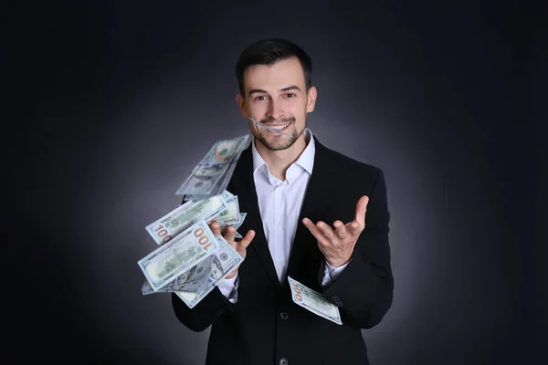 Homem Fato Formal Com Dinheiro Fundo Preto Corretor Bolsa — Fotografia de Stock