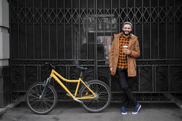 Çekici genç hipster fincan kahve ve şehir sokak bisiklet ile