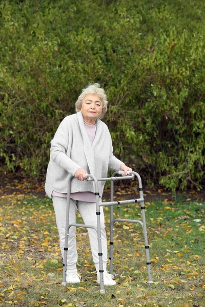 Femme Âgée Avec Cadre Marche Extérieur — Photo