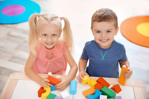 Schattige Kleine Kinderen Spelen Met Blokken Thuis — Stockfoto