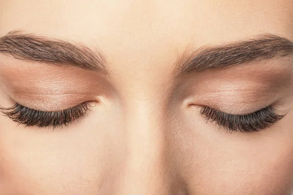 Slutna Kvinnliga Ögon Med Långa Ögonfransar Närbild — Stockfoto