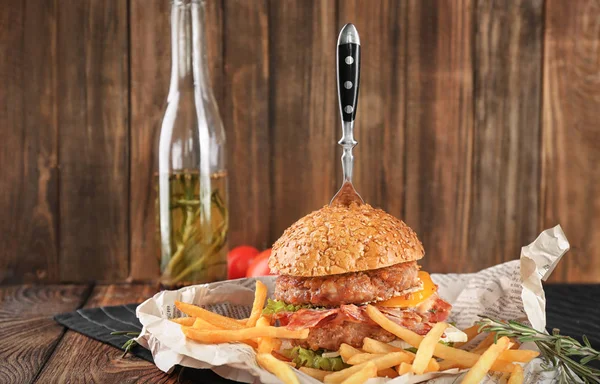 Leckerer Doppel Burger Auf Tisch Gegen Holzwand — Stockfoto
