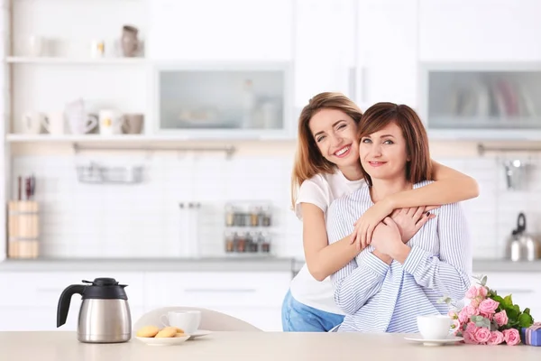 Attraente Giovane Donna Con Sua Madre Casa — Foto Stock