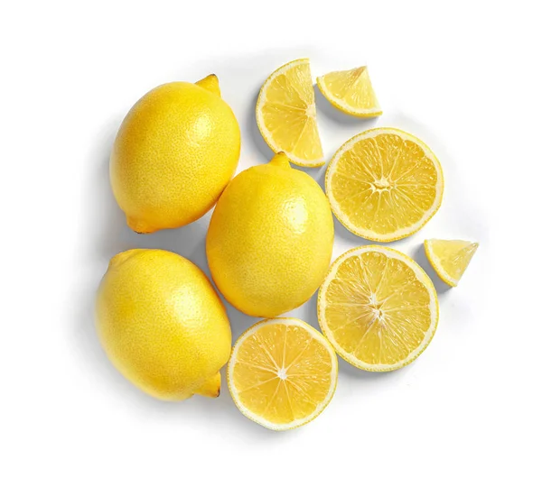 Composition avec des citrons mûrs sur fond blanc — Photo