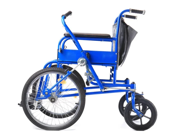 Beyaz zemin üzerine mavi tekerlekli sandalye — Stok fotoğraf