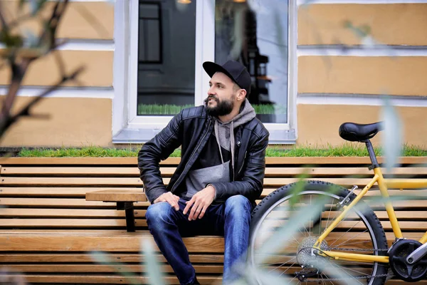 Atractivo Joven Hipster Descansando Banco Aire Libre —  Fotos de Stock