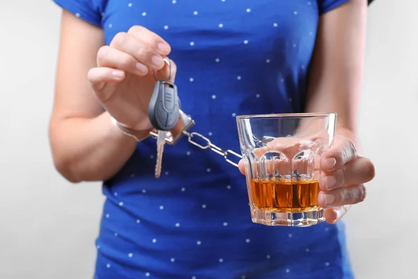 Kvinna Handbojor Med Glas Alkohol Och Bil Nyckel Mot Ljus — Stockfoto