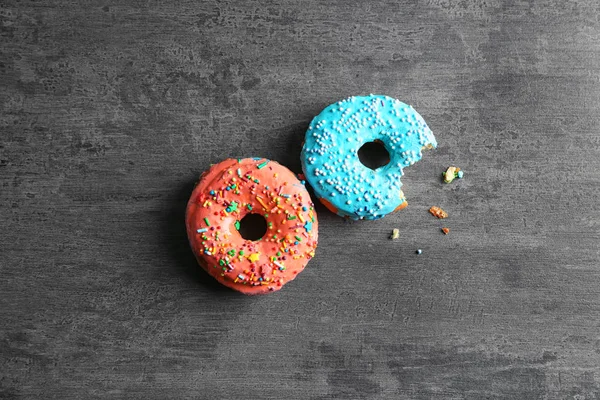 Rosquillas Coloridas Deliciosas Frescas Sobre Fondo Gris — Foto de Stock