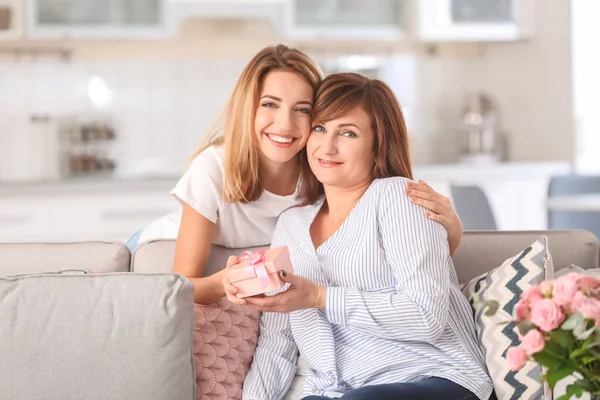 Atractiva Joven Mujer Dando Madre Caja Regalo Casa — Foto de Stock