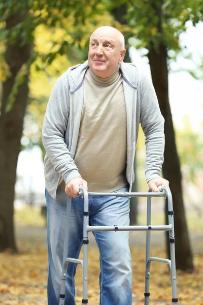 Пожилой Человек Пешеходной Рамкой Осеннем Парке — стоковое фото