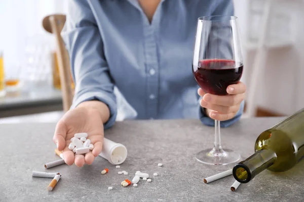 Giovane Donna Seduta Tavola Con Alcol Pillole Sigarette Concetto Cattive — Foto Stock