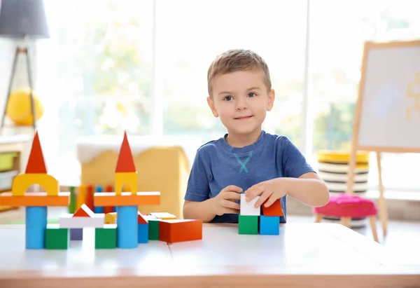 Netter Kleiner Junge Spielt Hause Mit Blöcken — Stockfoto