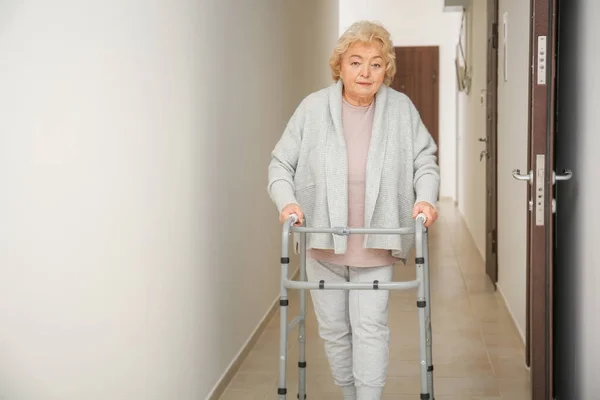 Ηλικιωμένη Γυναίκα Περπατούσα Στον Διάδρομο — Φωτογραφία Αρχείου